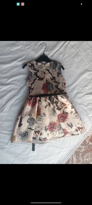 Vestito floreale con cintura nera