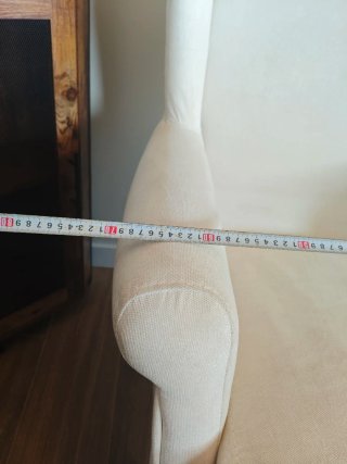Butaca de tela blanca.
