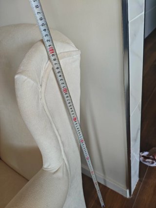 Butaca de tela blanca.