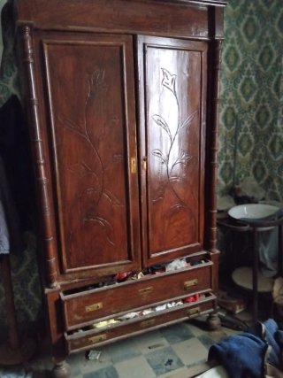 Armario antiguo de madera tallada