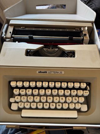 Máquina de escribir Olivetti Lettera 25