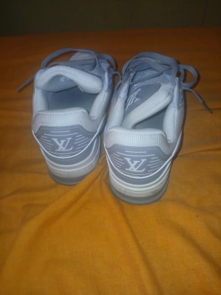 Zapatillas Louis Vuitton grises y blancas