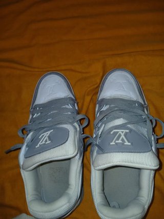 Zapatillas Louis Vuitton grises y blancas
