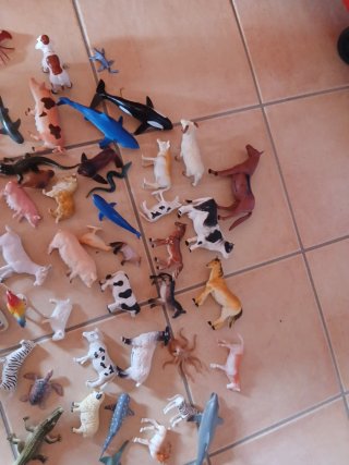 Lote de animales de plástico