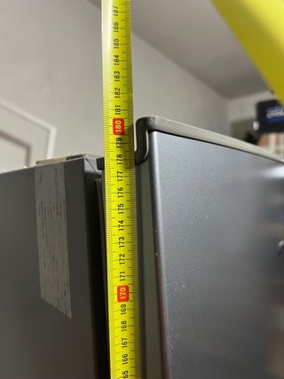Frigorífico gris con dispensador de agua