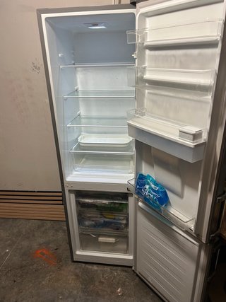 Frigorífico gris con dispensador de agua