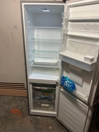 Frigorífico gris con dispensador de agua