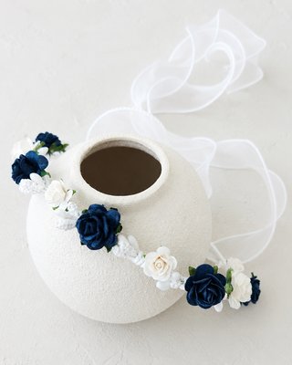 Corona de flores ceremonia blanca y azul marino