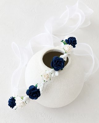 Corona de flores ceremonia blanca y azul marino