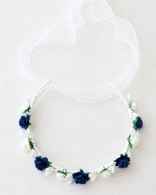 Corona de flores ceremonia blanca y azul marino