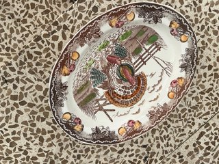 Plato vintage pavo escena rural