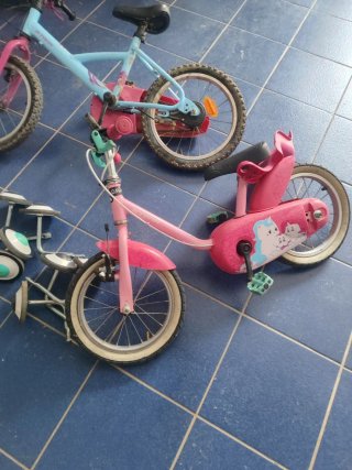 Bicicleta infantil rosa y azul i blanca