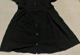 Vestido negro abotonado frontal