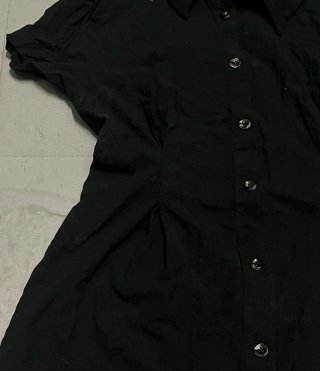 Vestido negro abotonado frontal