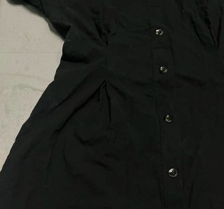 Vestido negro abotonado frontal