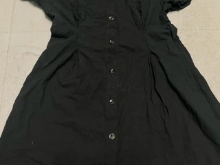 Vestido negro abotonado frontal