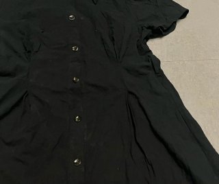 Vestido negro abotonado frontal