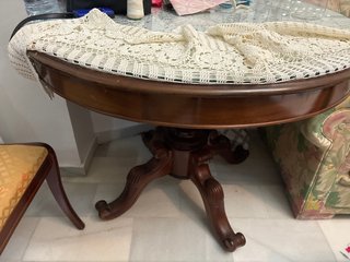 Mesa de caoba tallada