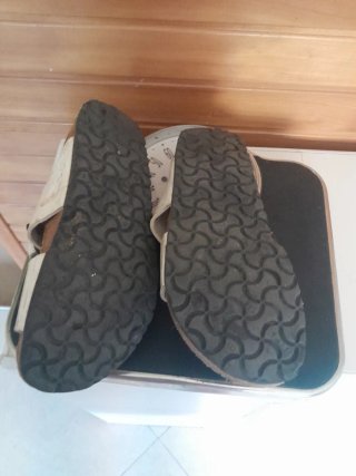 Sandali Birkenstock bianche e marroni