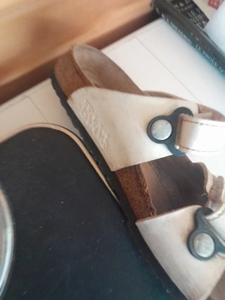 Sandali Birkenstock bianche e marroni