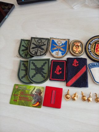 Lote de 12 Parches y 5 Insignias Militares