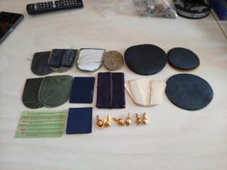 Lote de 12 Parches y 5 Insignias Militares
