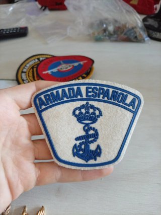 Lote de 12 Parches y 5 Insignias Militares
