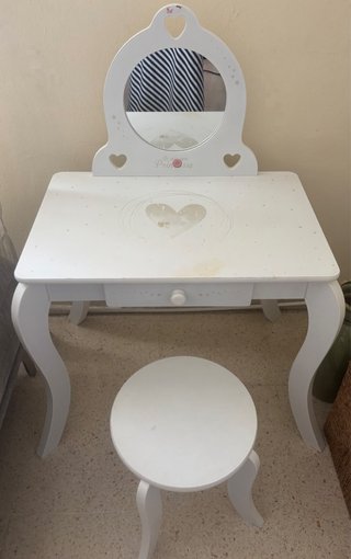Tocador infantil blanco con espejo y taburete