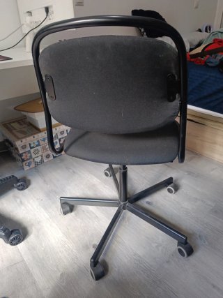 Silla de oficina negra con ruedas