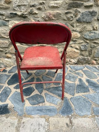 Silla de hierro roja antigua