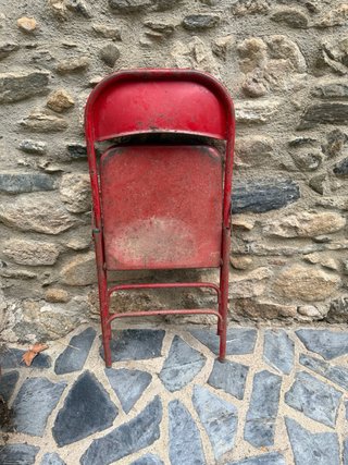 Silla de hierro roja antigua
