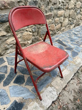 Silla de hierro roja antigua