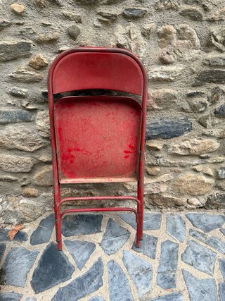 Silla de hierro roja antigua