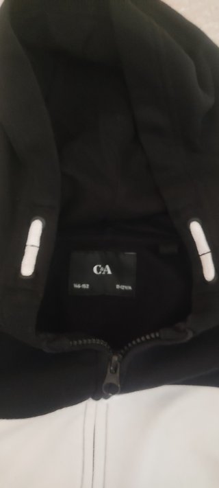 Chaqueta con cremallera y capucha