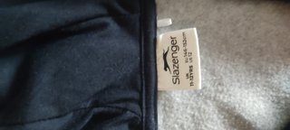 Chaqueta con cremallera y capucha