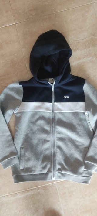Chaqueta con cremallera y capucha