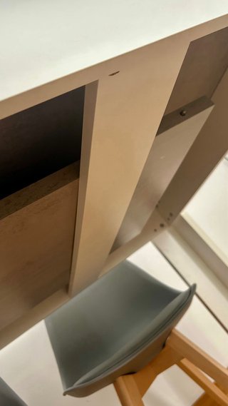 Mesa extensible gris y blanca con 4 sillas