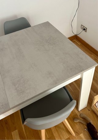 Mesa extensible gris y blanca con 4 sillas
