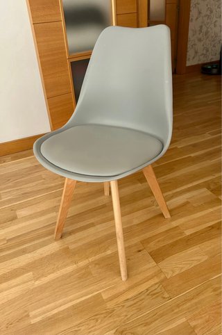 Mesa extensible gris y blanca con 4 sillas