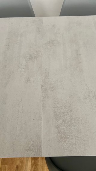 Mesa extensible gris y blanca con 4 sillas