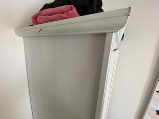 Armario blanco Ikea con marcas de uso