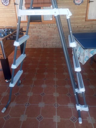 Escalera piscina metal y plástico