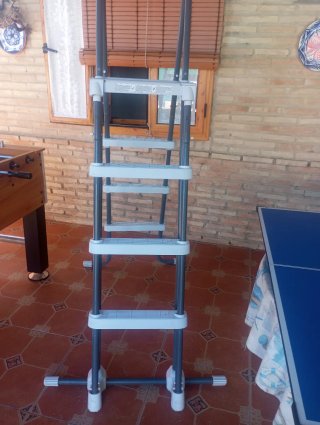 Escalera piscina metal y plástico