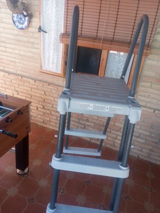 Escalera piscina metal y plástico