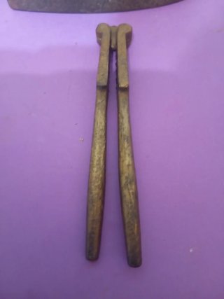 Plancha antigua y abridor de frutos secos