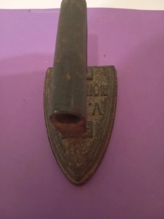 Plancha antigua y abridor de frutos secos