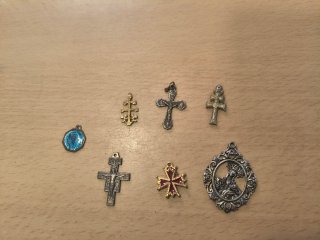Lote religioso: 7 medallas y cruces