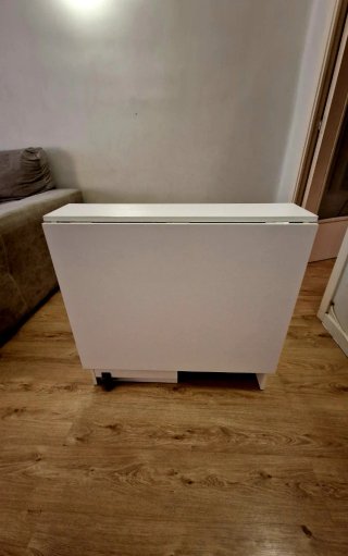 Mesa plegable blanca de madera