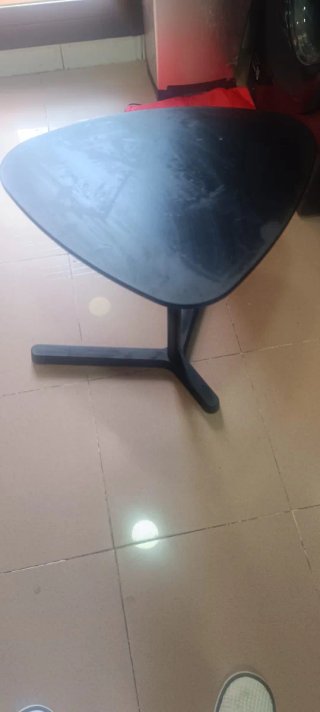 Mesa Auxiliar de IKEA modelo SVARTÅSEN.