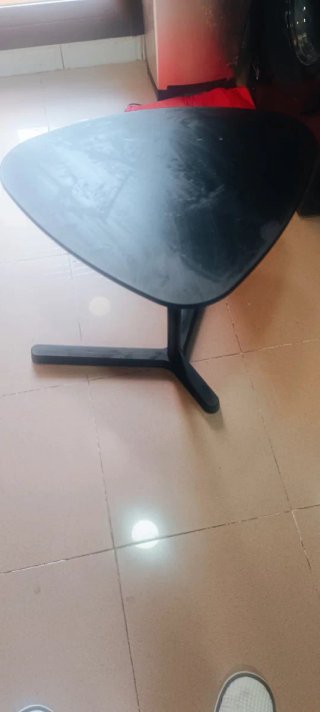 Mesa Auxiliar de IKEA modelo SVARTÅSEN.
